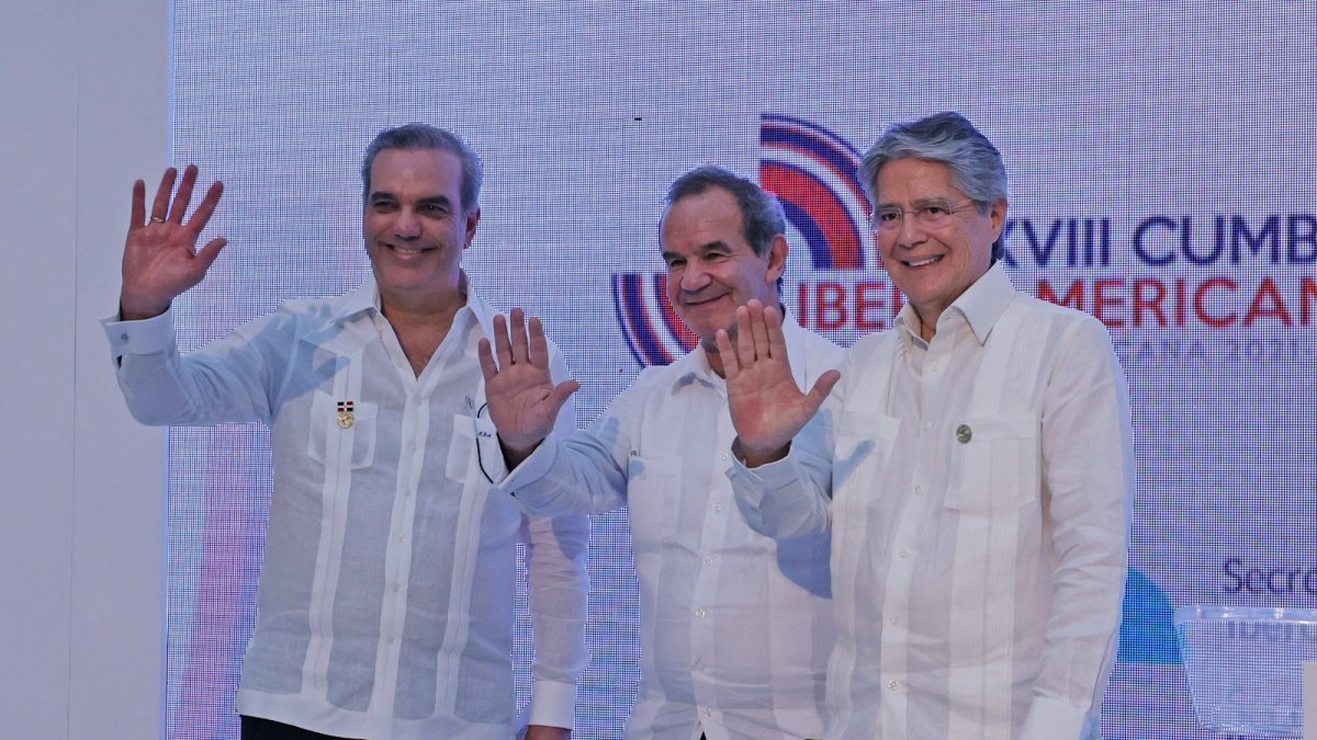 Traspaso. Guillermo Lasso estuvo en la Cumbre que se desarrolló en República Dominicana.