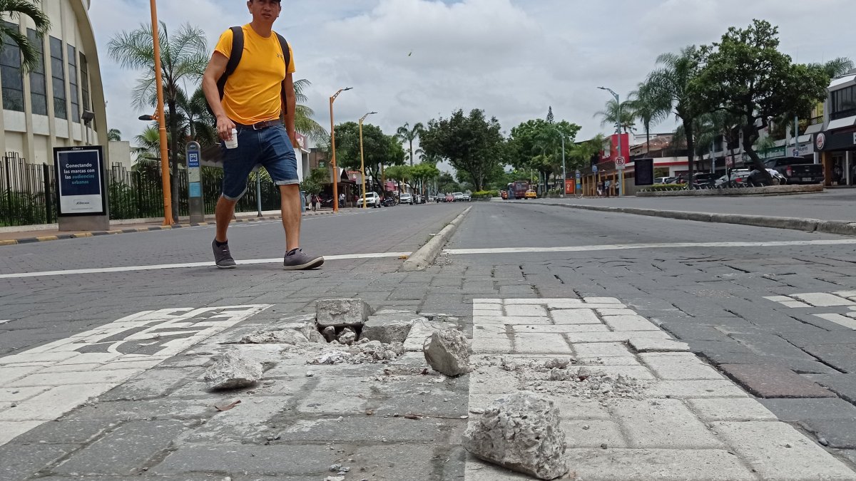En la Victor Emilio Estrada se pueden evidenciar calles dañadas.