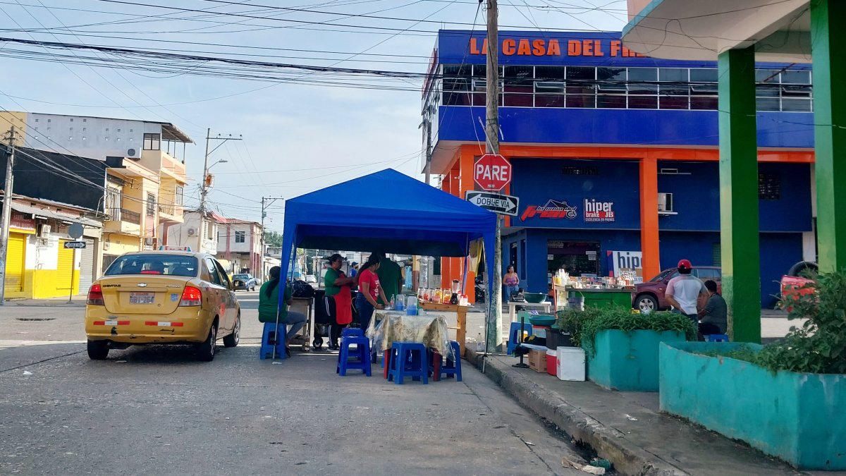 El comercio informal se toma la calle Colón con baldes, carpas y mesas.