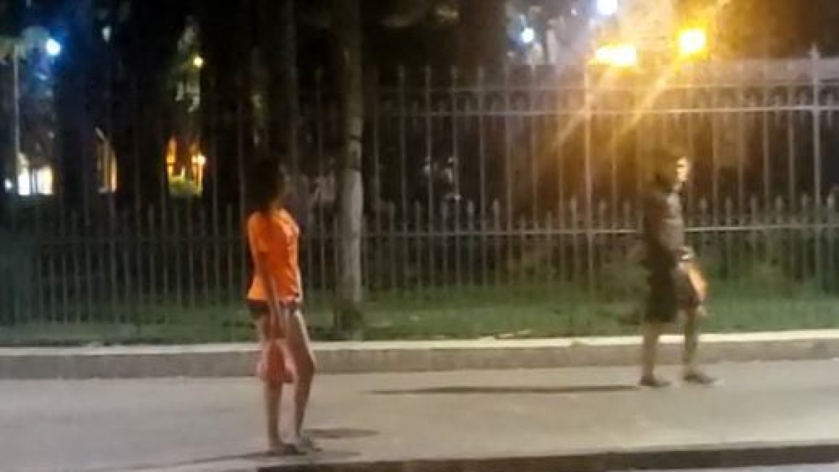 Sueño. A peatones les da curiosidad cómo una adolescente tambalea. Sus ojos están cerrados, como si estuviera dormida.