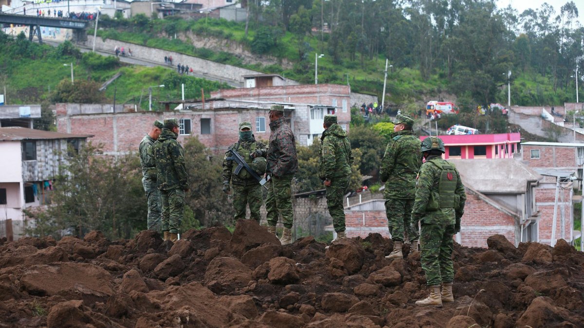 Soldados prestan guardia en la zona donde se presentó un deslizamiento de tierra hoy, en Alausí (Ecuador).
