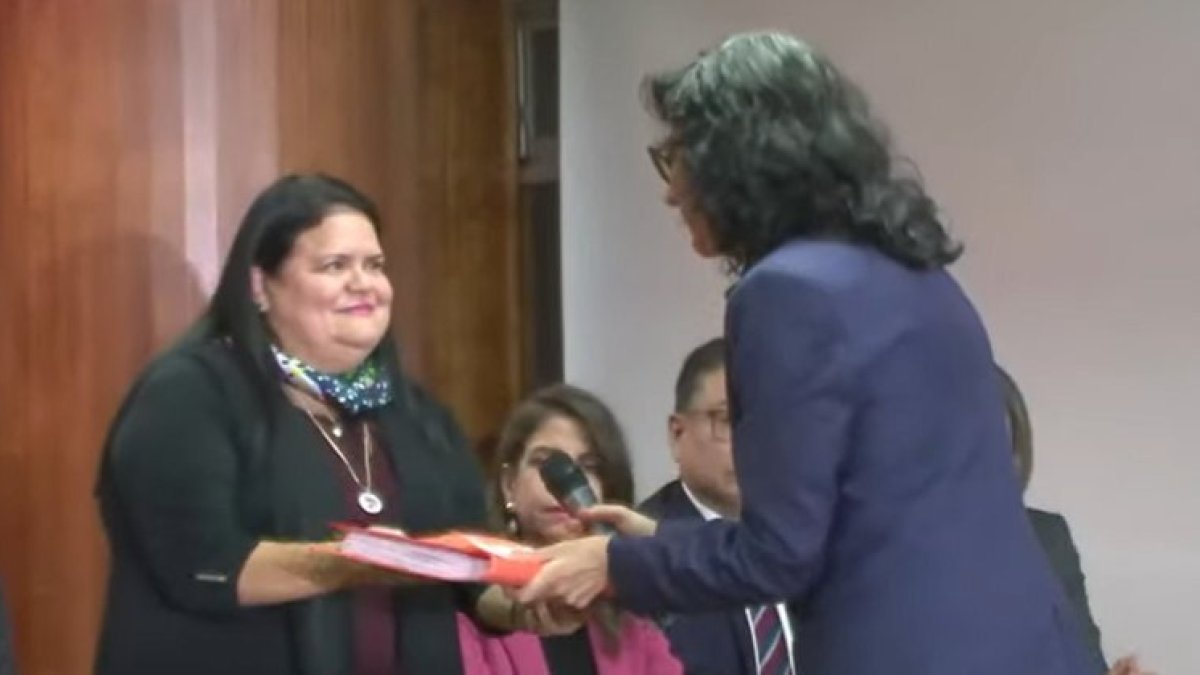 Teresa Nuques (i) recibiendo la solicitud de juicio político.