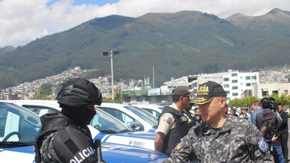 Destino. El comandante de la Policía Fausto Salinas en la entrega de vehículos la mañana de este lunes 27 de marzo en Quito.