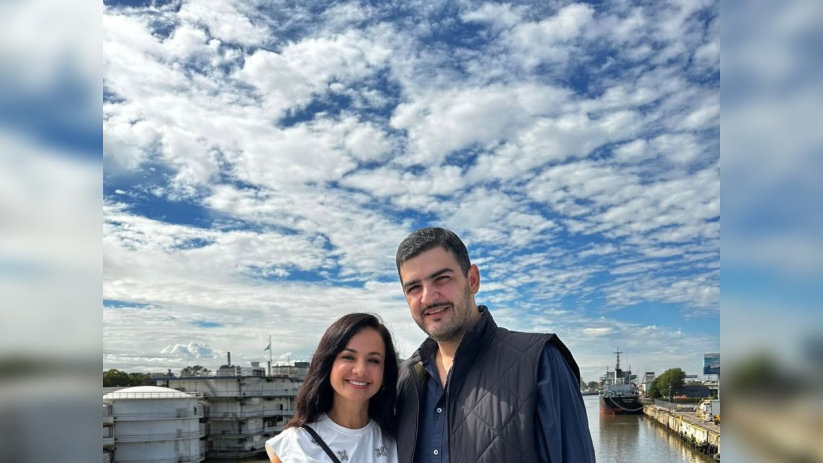 La prefecta del Guayas electa, Marcela Aguiñaga, posa junto con Aquiles Álvarez, el nuevo alcalde de Guayaquil, en un lugar de Argentina.