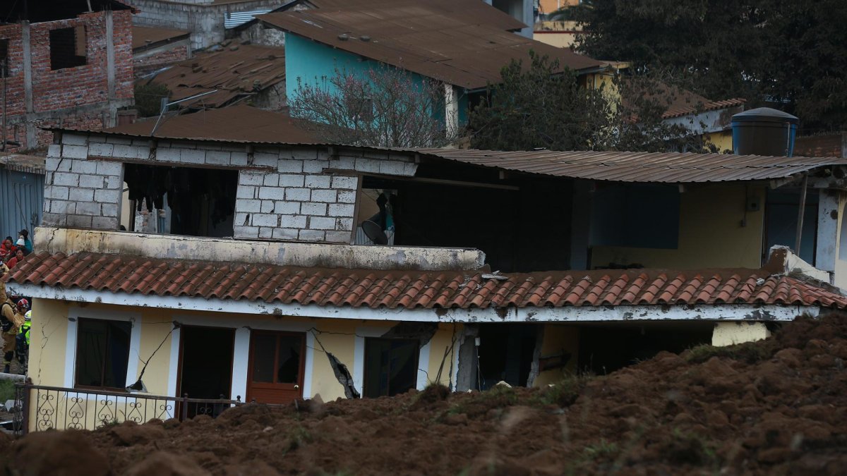 Vista hoy de los daños causados por un deslizamiento de tierra en un hogar en Alausí (Ecuador).