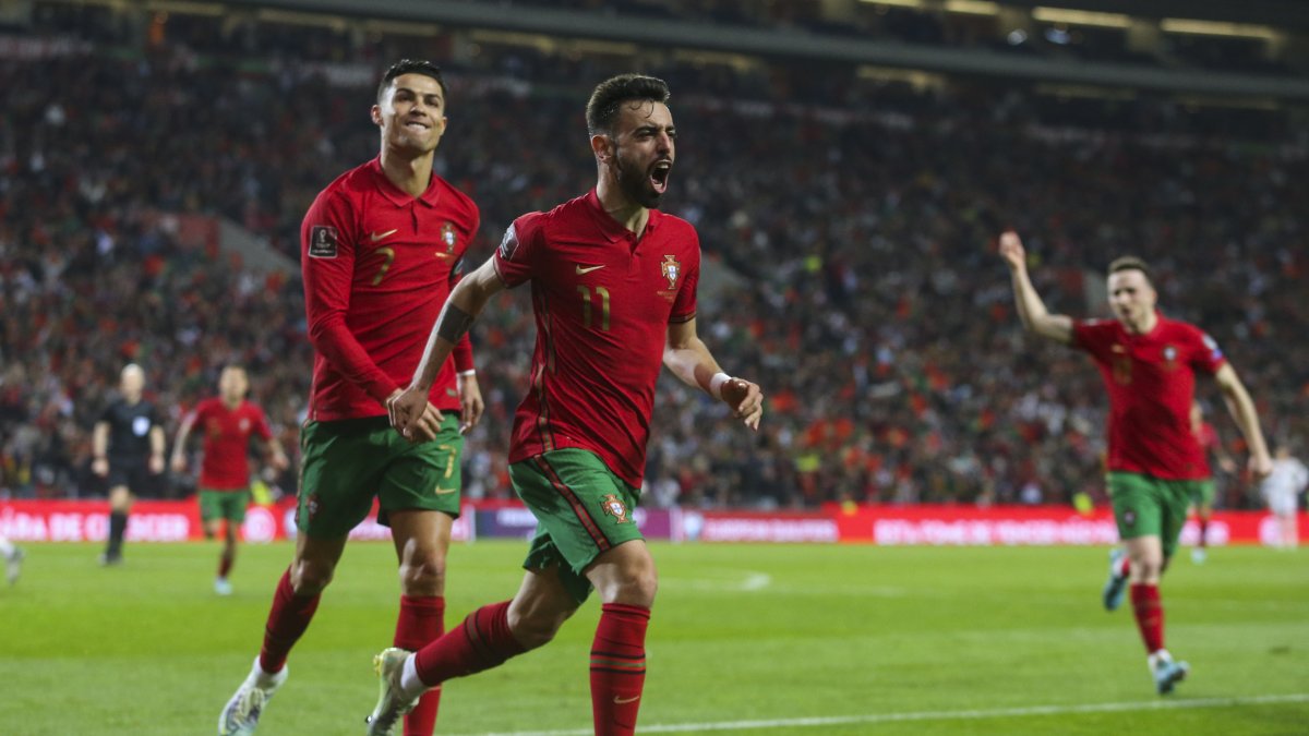 Bruno Fernandes celebra un gol con la selección Portuguesa y lo celebra junto a su capitán, Cristiano Ronaldo (i).