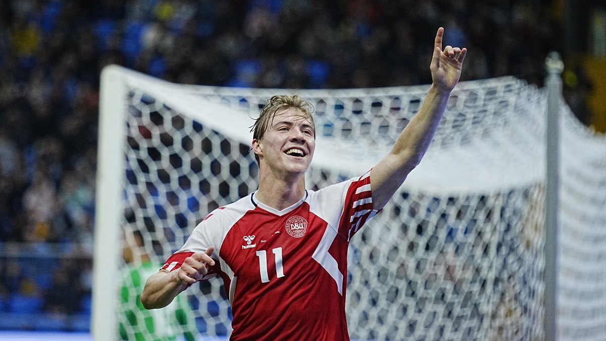 Rasmus Hojlund, de 20 años, celebra tras anotar el 1-0 ante Kazajistán el pasado domingo 26 de marzo por la fase clasificatoria a la Eurocopa 2024.