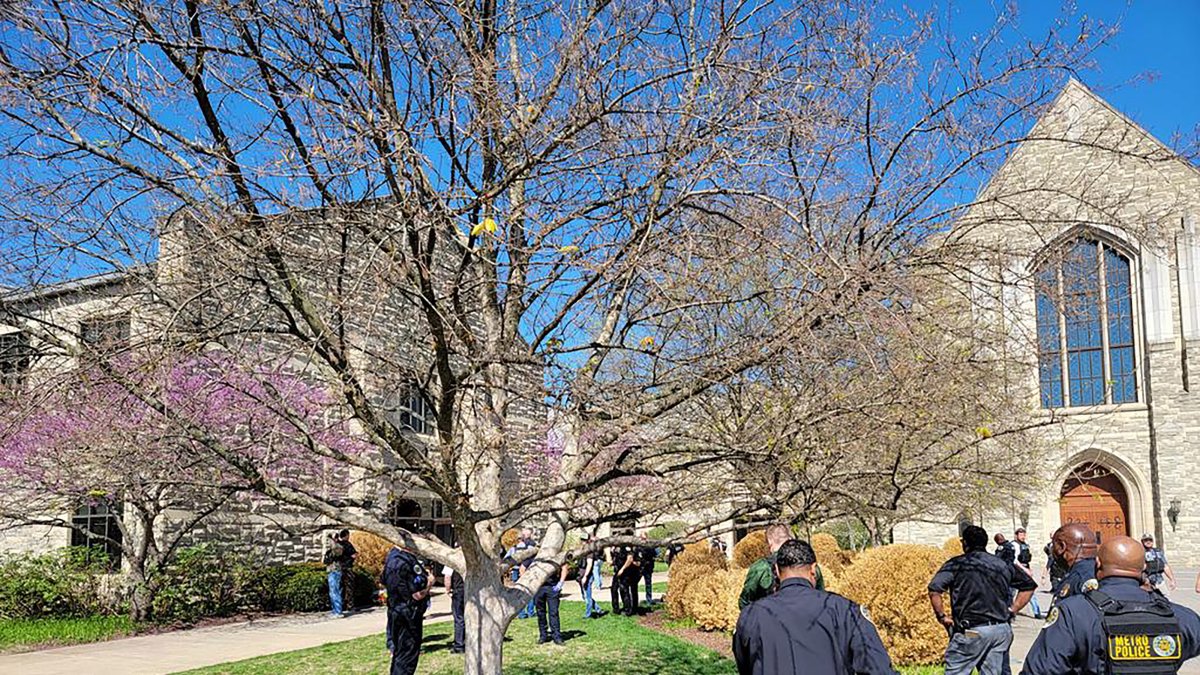 Fotografía cedida por el Departamento de Policía de Nashville que muestra el exterior del colegio privado en el que, este 27 de marzo de 2023, se registró un tiroteo.
