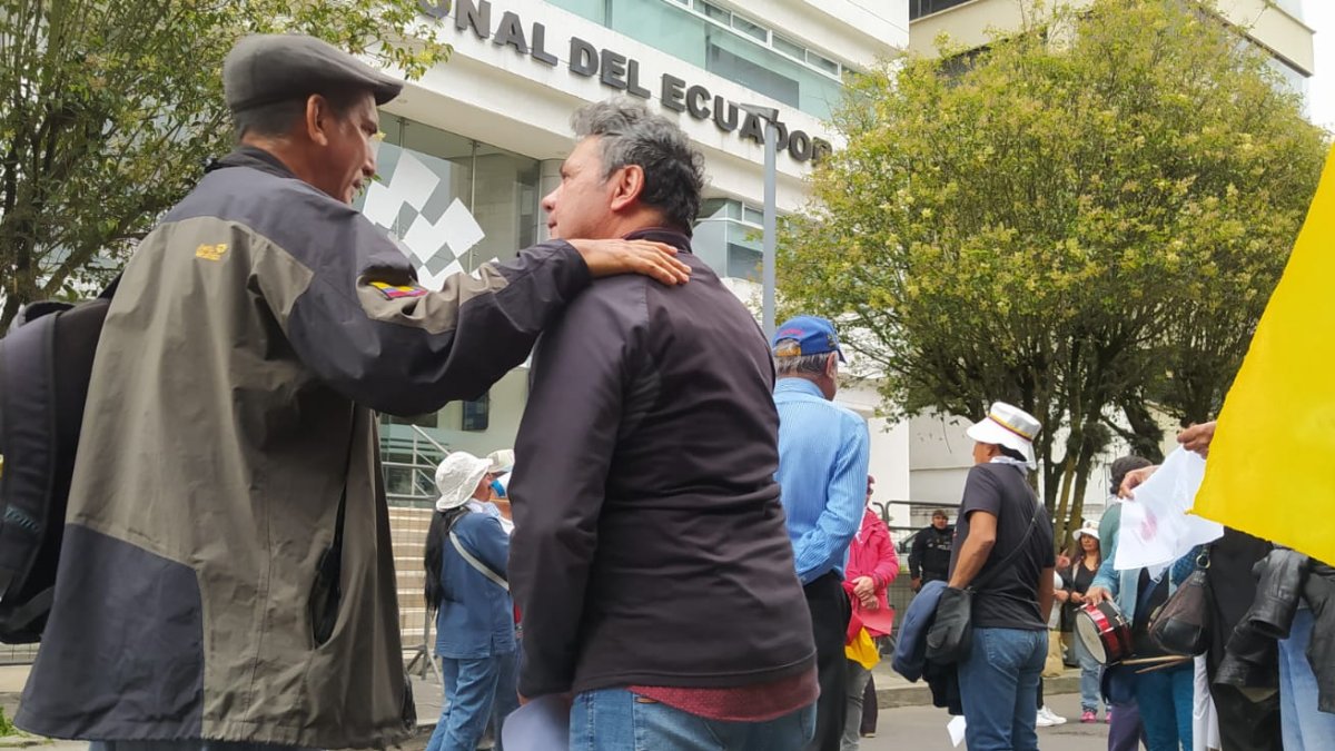 Ciudadanos se reunieron en la mañana para exigir que la Corte admita el juicio político y prometieron regresar el 28 de marzo.