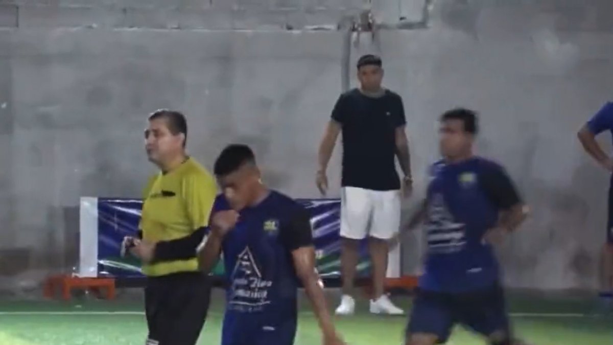 Byron Moreno (i) segundos antes de ser agredido por la espalda, por un jugador amateur.