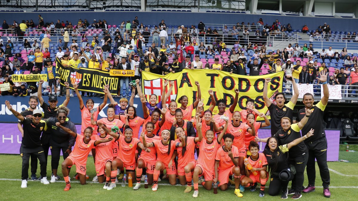 Las jugadoras y cuerpo técnico de Barcelona festejaron el título con los hinchas.