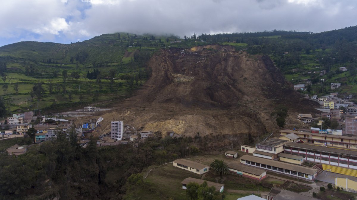 Una vista general de la destrucción causada por un deslizamiento de tierra, en Alausí, el gobierno de Ecuador informó que los fallecidos pasaron de 16 a siete.