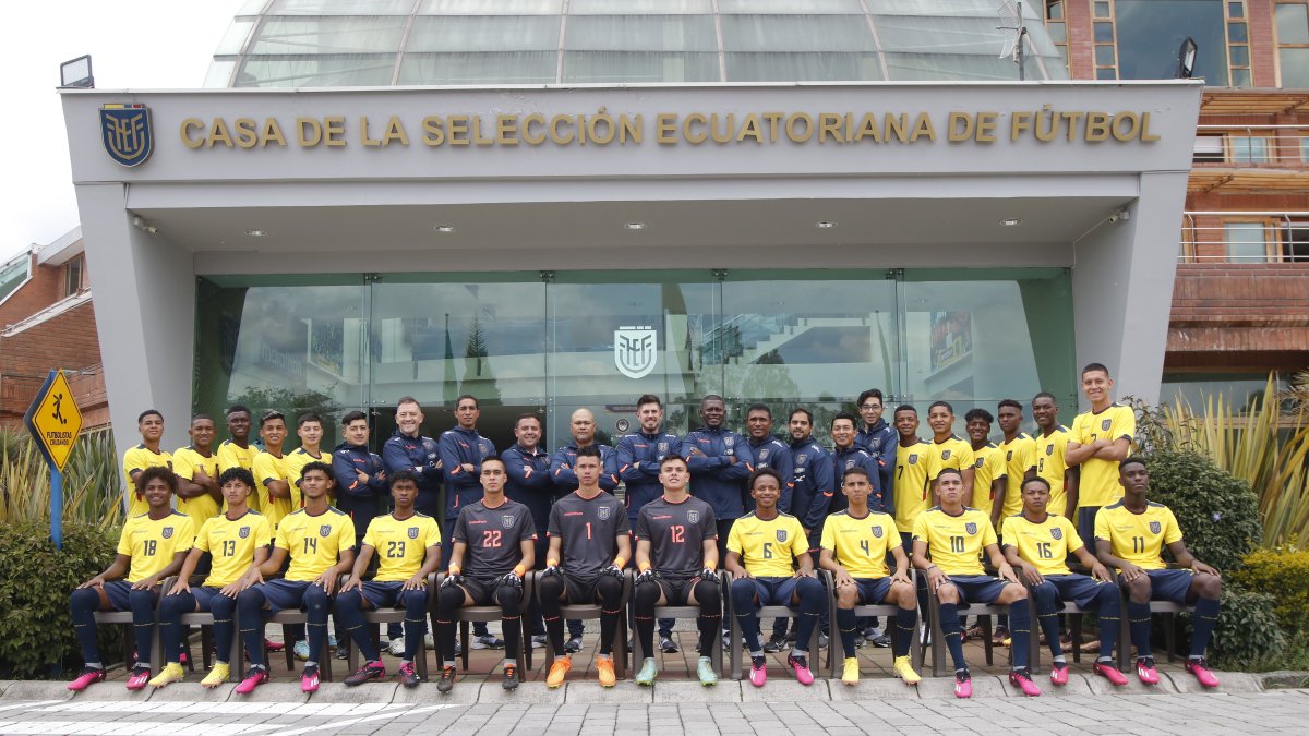 Los seleccionados sub-17 de Ecuador, durante la toma oficial de la foto, previo al inicio del torneo.