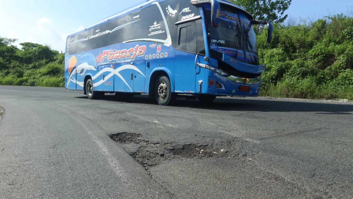 Efectos. En la oreja vial del tramo de Progreso, que conduce hacia el cantón Playas, los conductores ejecutan ‘malabares’ para esquivar los huecos.