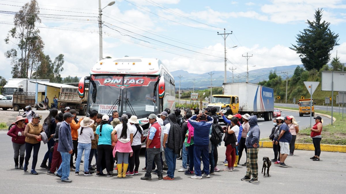 Bloqueo. Los buses de las dos cooperativas no podían circular con normalidad.