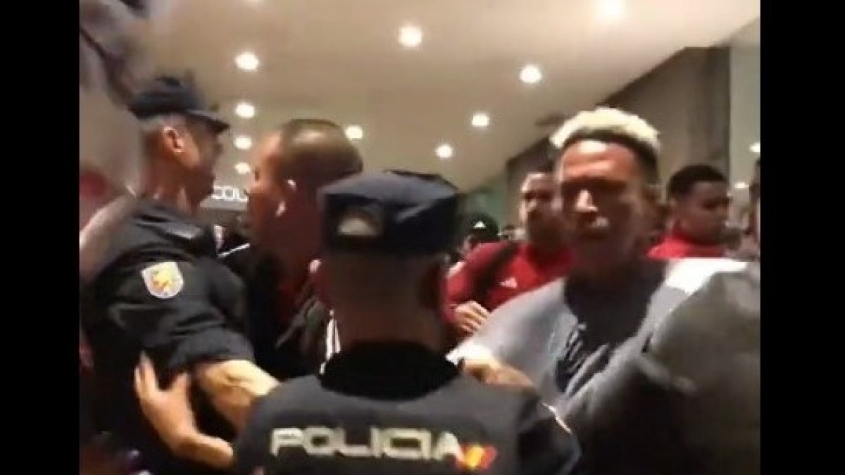 Pedro Gallese (d) durante los enfrentamientos con miembros de la Policía de España.