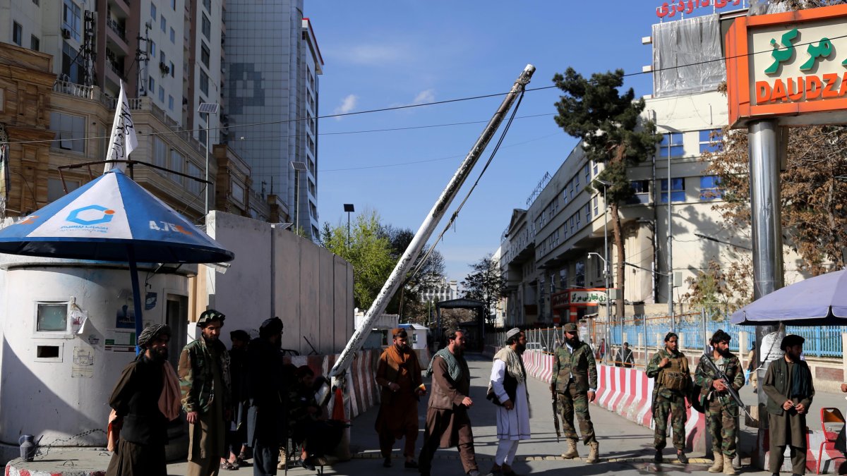 Personal de seguridad talibán monta guardia cerca del lugar de un atentado suicida con bomba cerca del Ministerio de Asuntos Exteriores afgano en Kabul, Afganistán