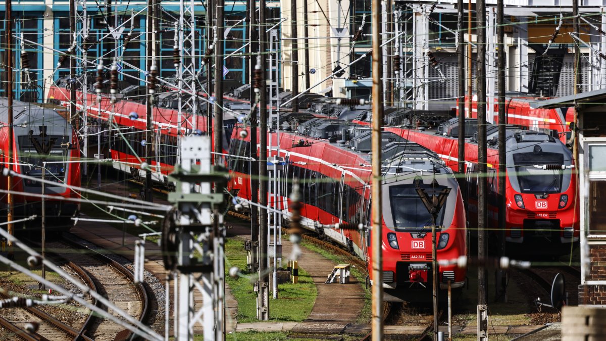 Los trenes están inactivos en una estación ferroviaria durante una huelga nacional de advertencia de transporte en Berlín, Alemania, el 27 de marzo de 2023.