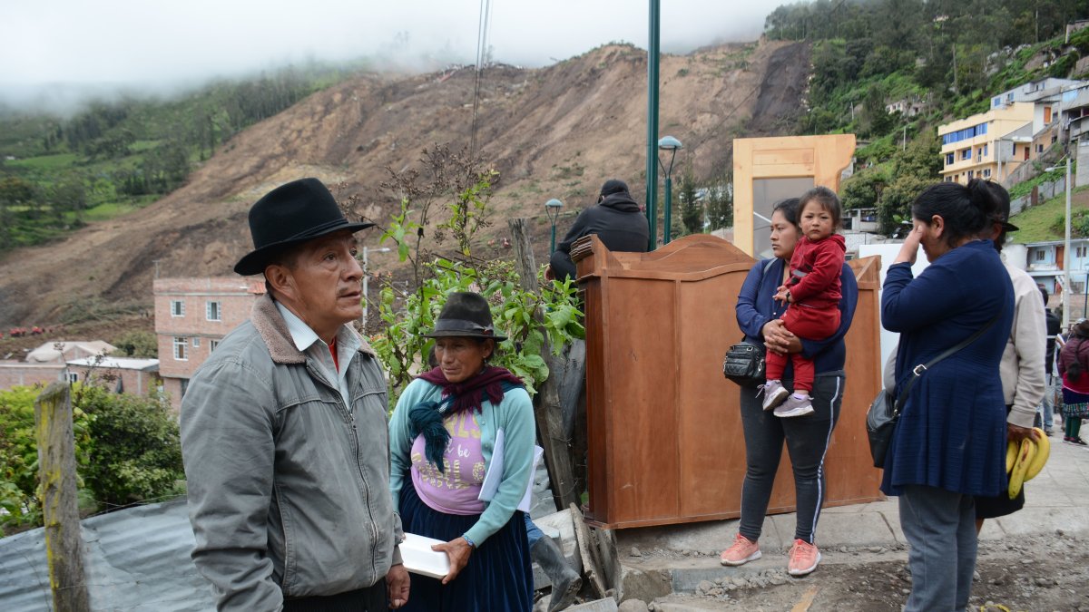 Desolación. Habitantes de Casual, Alausí, trasladan sus bienes a sitios más seguros, tras el deslizamiento.