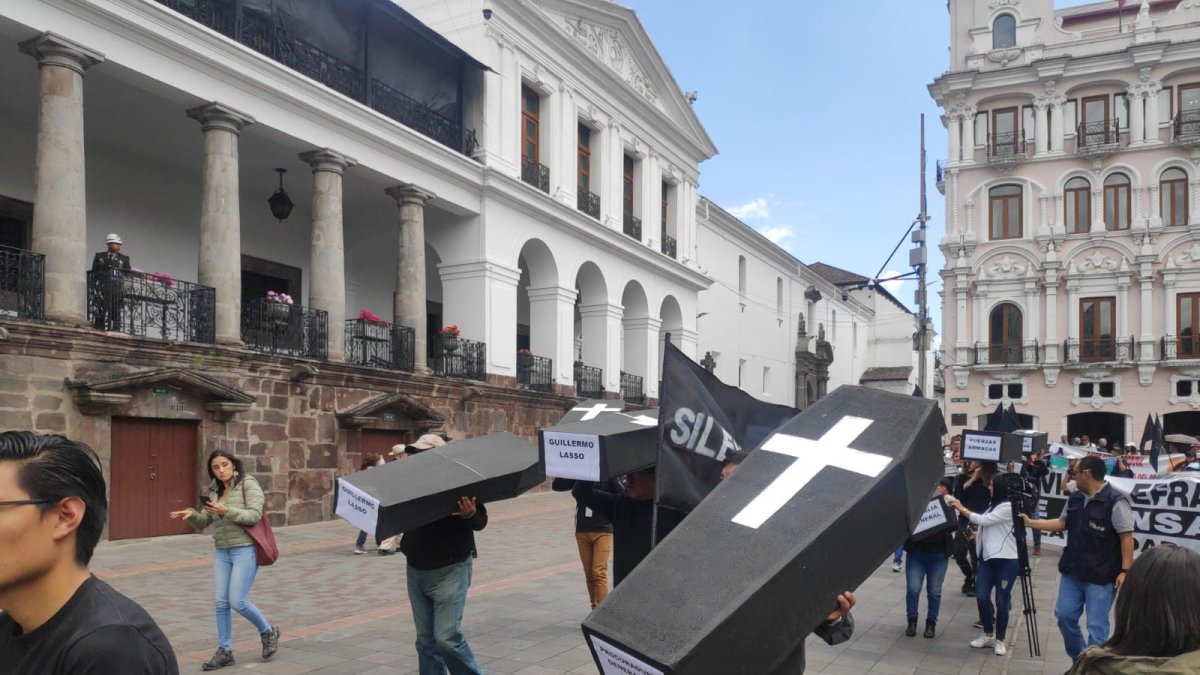 Acto. La marcha inició en la Plaza del Teatro y terminó en la Plaza de la Independencia, frente a Carondelet.