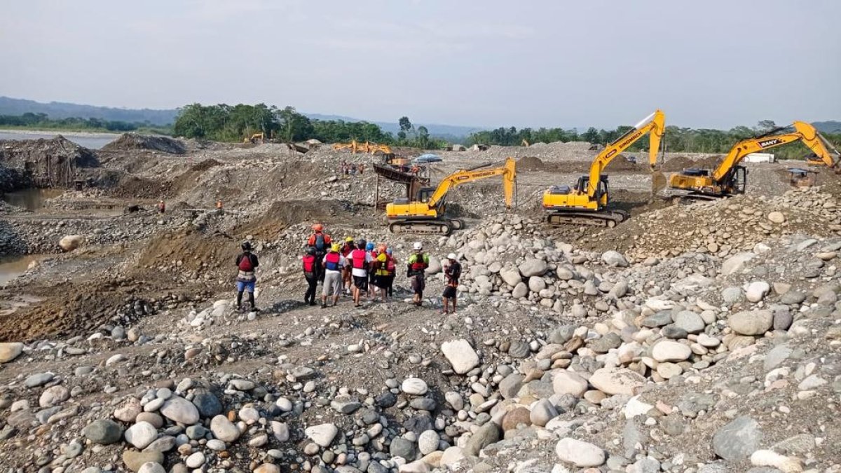Hecho. Se observa el trabajo de maquinaria pesada cerca de la orilla.