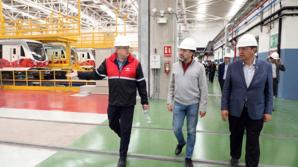 Recorrido. Los alcaldes, entrante y saliente, caminan por las estaciones.