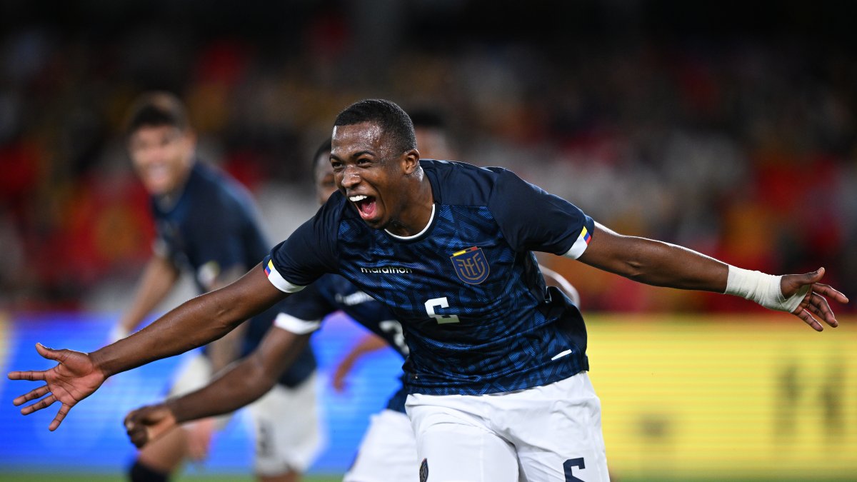 William Pacho, que debutó con la Tri, marcó el gol del triunfo.