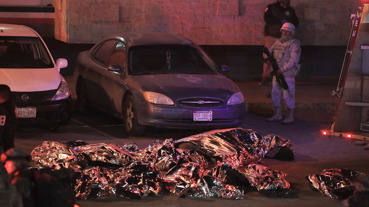 Los cuerpos de migrantes fallecidos durante un incendio en las instalaciones del Instituto Nacional de Migración (INM), la noche del 27 de marzo de 2023, en Ciudad Juárez, Chihuahua (México).