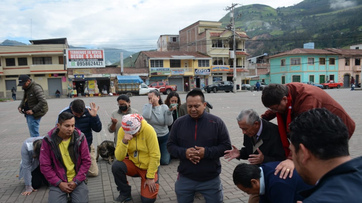 La comunidad y los rescatistas oran antes de continuar las labores de búsqueda.