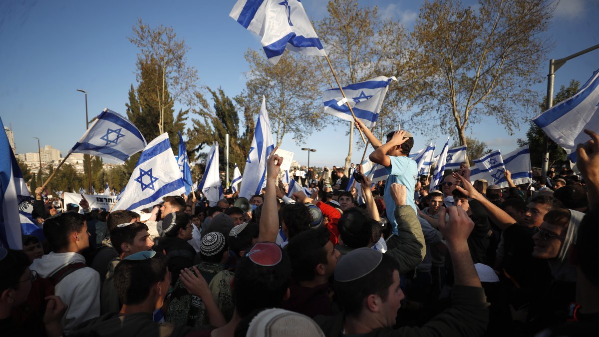 Los partidarios del gobierno de derecha israelí y los manifestantes antigubernamentales se reúnen frente al Knesset (el Parlamento), antes de las protestas masivas en Jerusalén.