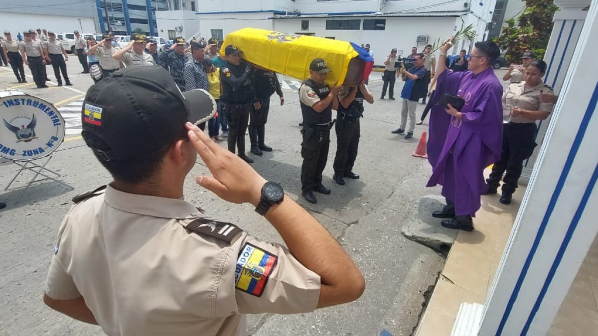 En la Capilla del Cuartel Modelo se efectúa la misa al policía.