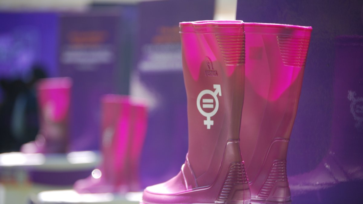 Quito. Un par de ejemplares de las ‘Botas Violeta’, en el evento del lunes.