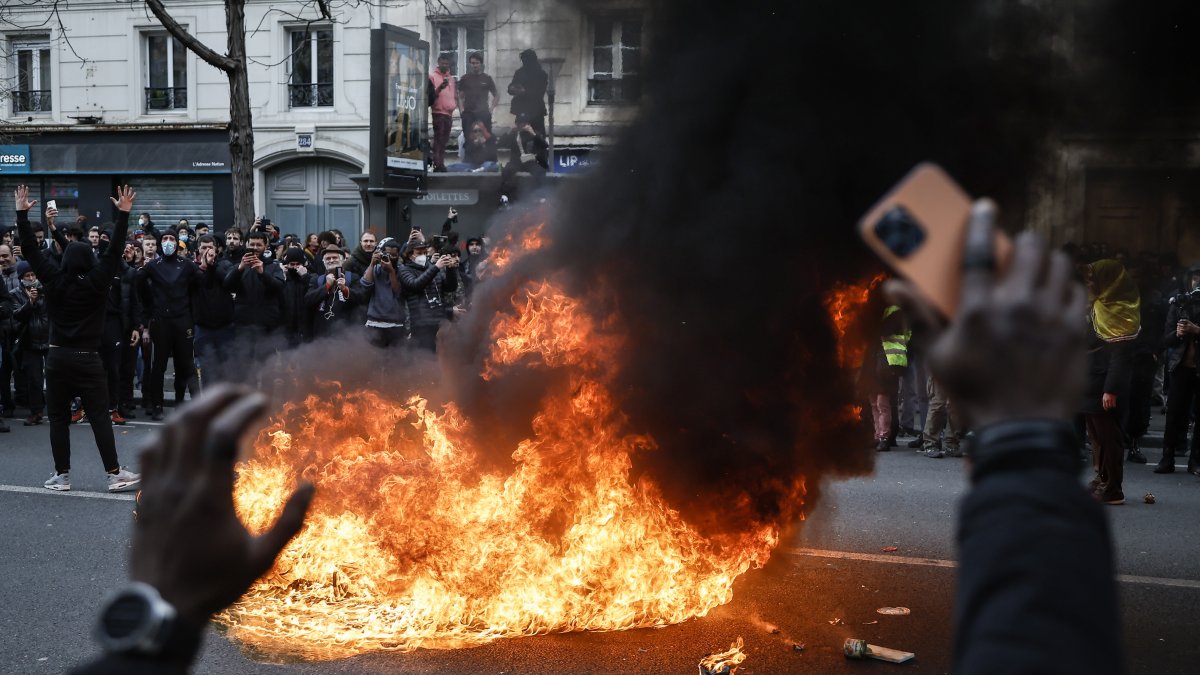 Los manifestantes prendieron fuego a la basura en la calle mientras participaban en una manifestación contra la reforma de las pensiones del gobierno en París, Francia, el 28 de marzo de 2023.