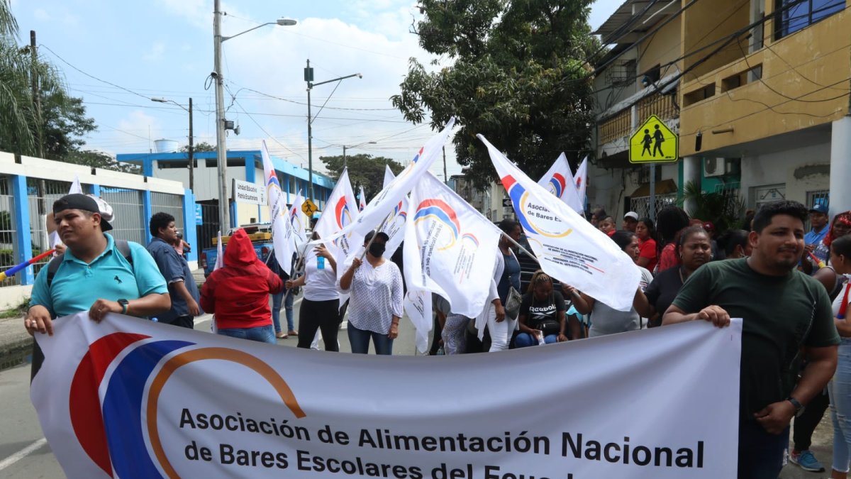 Los integrantes de la asociación de bares escolares protestaron en los exteriores del Distrito Educativo 4.