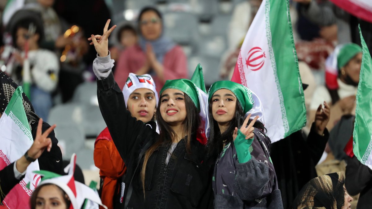 A un grupo de mujeres iraníes se les permitió asistir a un partido de fútbol con el rostro descubierto