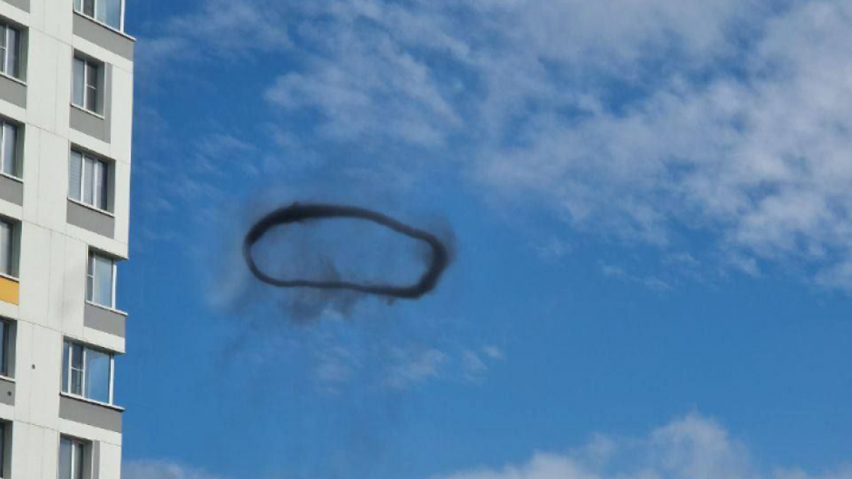 En la imágenes se observa un circulo gigante de humo negro sobre el cielo de la capital rusa.