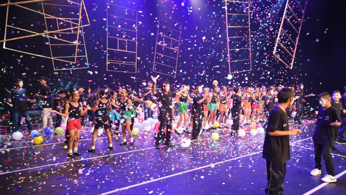 Clausura. Uno de los momentos de mayor emoción es captado sobre el escenario principal del Teatro Centro de Arte.