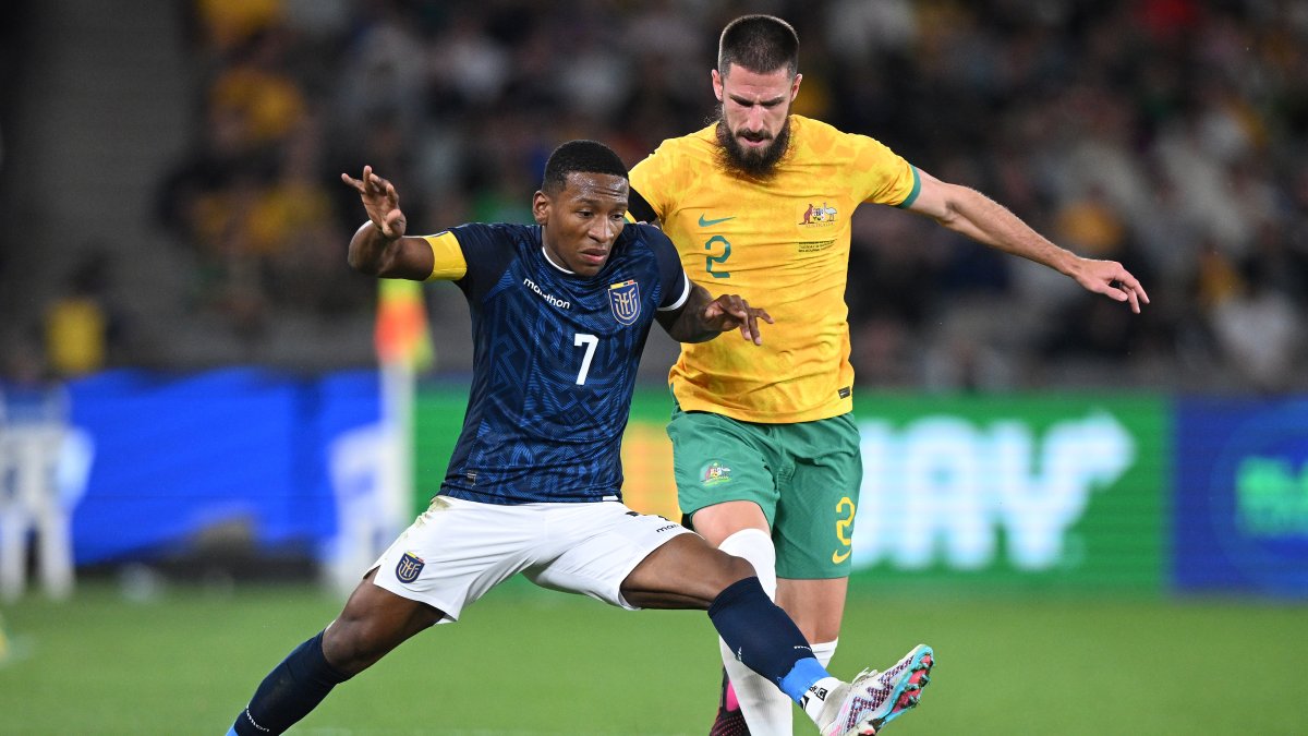 Pervis Estupiñán (i) fue el capitán y uno de los puntos altos de la Tricolor ante Australia.