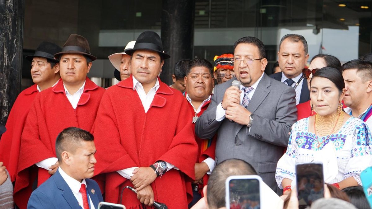 Leonizas Iza entregó el proyecto de ley a Virgilio Saquicela, presidente del Asamblea Nacional.