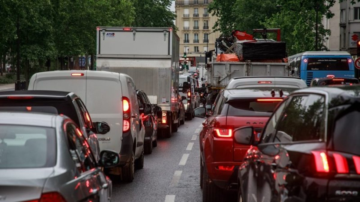 Tránsito. Un grupo de vehículos circula en una calle de París, Francia, que es uno de los países que está a favor del cambio del combustible.