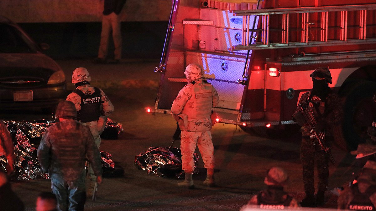Fotografía de los cuerpos de migrantes fallecidos durante un incendio en las instalaciones del Instituto Nacional de Migración (INM), la noche del 27 de marzo de 2023, en Ciudad Juárez.