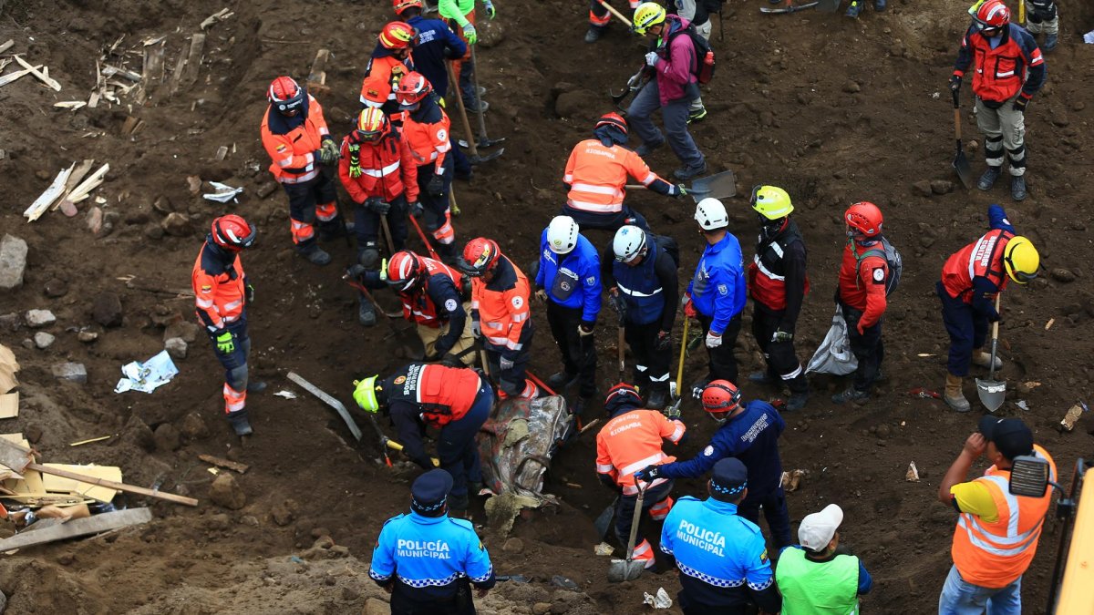 Rescatistas hallan hoy el cuerpo de una niña sepultada por el alud, en Alausí (Ecuador).