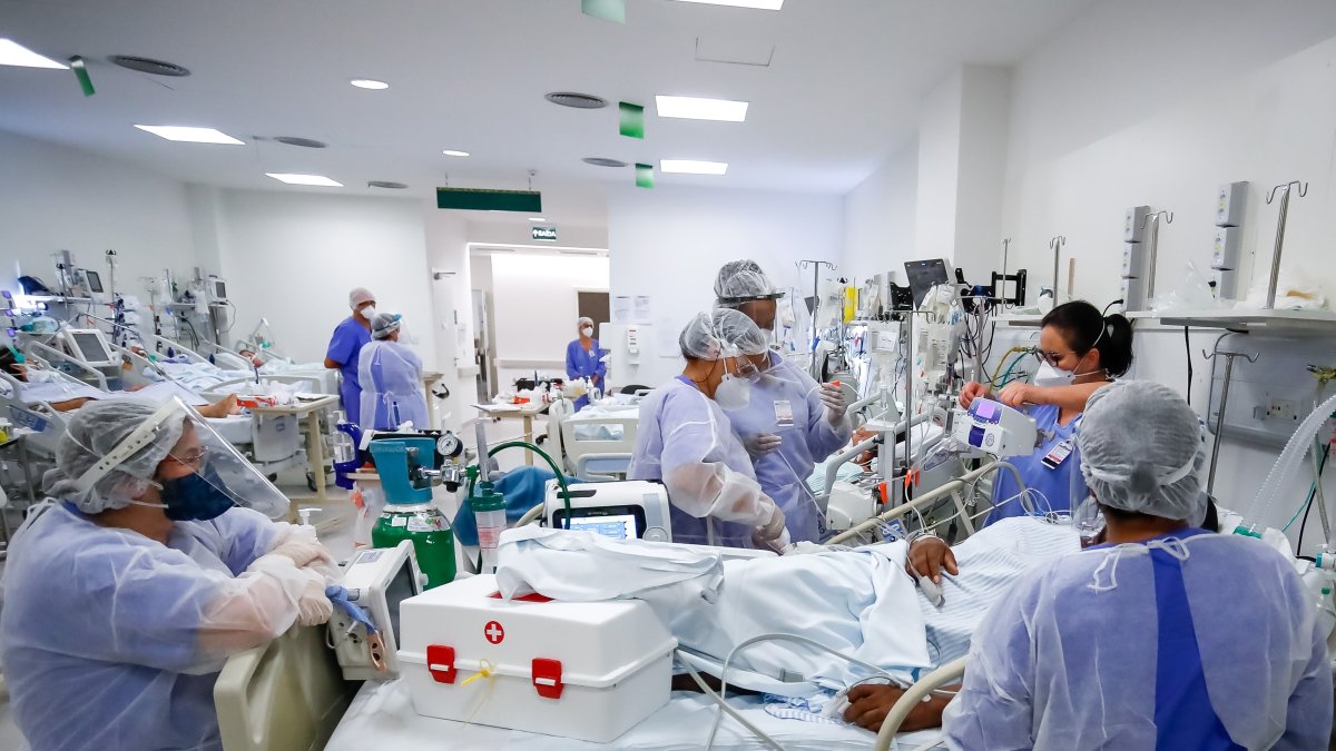 Personal médico trabaja en la Unidad de Cuidados Intensivos (UCI) del hospital de Clínicas, en Porto Alegre (Brasil), en una fotografía de archivo. 
