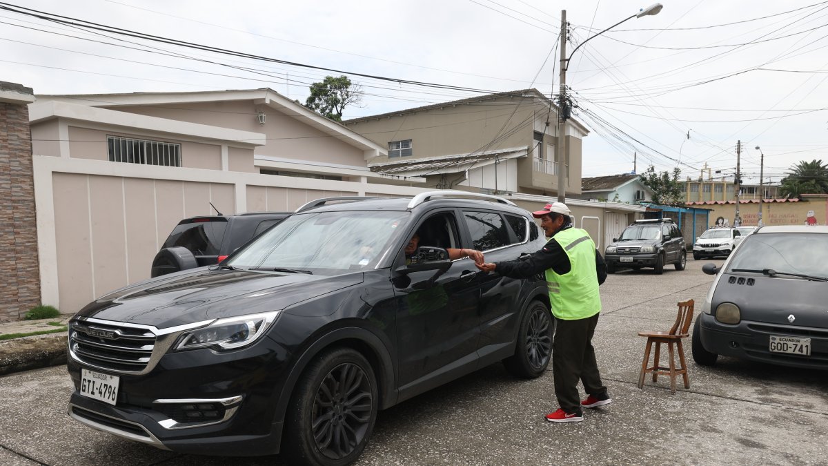 Los cuidadores de carros han sido contratados por los residentes de la ciudadela, pero solo trabajan hasta las 18:00. Según los reportes policiales, los atracos a vehículos suceden después de esa hora