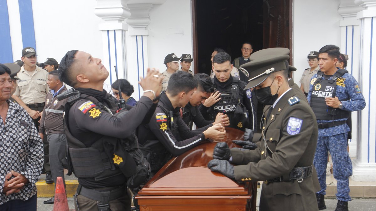 Velorio. En el Cuartel Modelo se levantó una capilla ardiente para velar los restos del policía Joseph Silva.