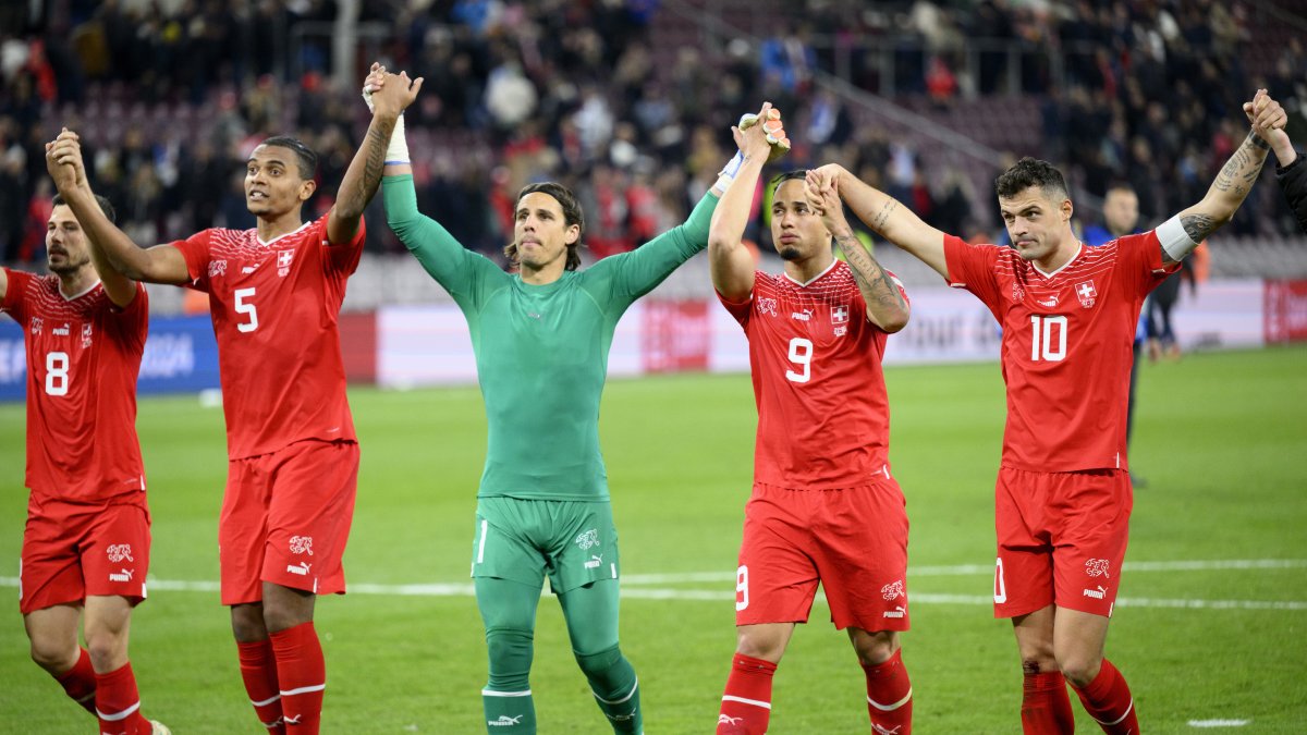(i-d) Remo Freuler, Manuel Akanji, Yann Sommer, Noah Okafor y Granit Xhaka celebran la victoria después del partido del grupo I de clasificación entre Suiza e Israel.