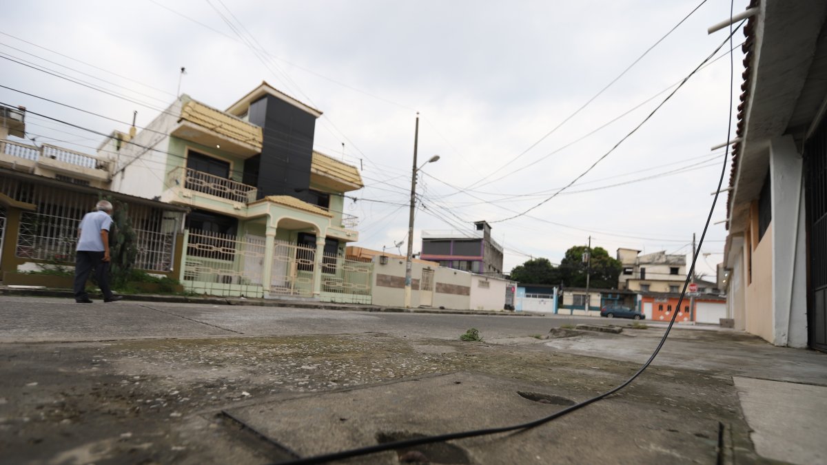 Varios de los cables eléctricos de la Saiba llegan al nivel del piso o ya están en la calzada.