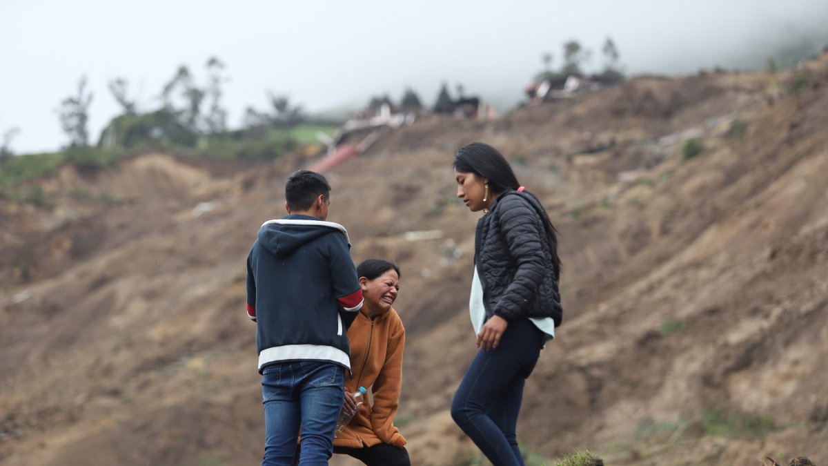 Dolor. Habitantes llegan hasta la zona 0 de Alausí para buscar a sus familiares que están sepultados.