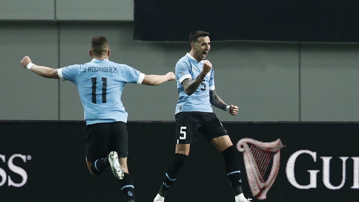 El volante uruguayo Matías Vecino (d) festeja el 2-1 definitivo que otorgó la victoria de su país sobre Corea del Sur.