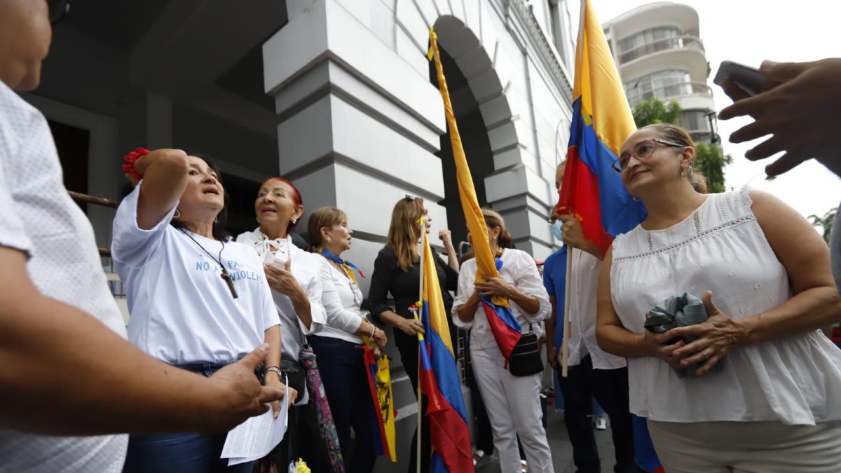 Más de una docena de personas se concentraron en la Gobernación del Guayas.